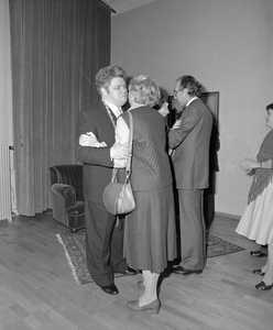 884065 Afbeelding van burgemeester H.J.L. Vonhoff op een receptie na afloop van de bijzondere raadsvergadering ter ...